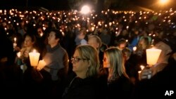 Warga setempat menyalakan lilin untuk berdoa bagi para korban tewas insiden penembakan di kampus Umpqua Community College di kota Roseburg, Oregon hari Kamis (1/10).