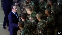 Presiden Perancis Francois Hollande (kiri) memberi pengarahan kepada pasukan Perancis di Bangui, Afrika Tengah hari Selasa (10/12). 