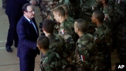 Dalam foto tertanggal 10/12/2013 ini, Presiden Perancis Francois Hollande, kiri, bertemu dengan tentara Perancis di Bangui, Republik Afrika Tengah. 