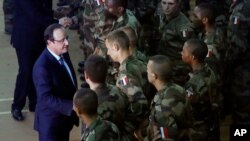 Presiden Perancis Francois Hollande bertemu dengan tentara Perancis dalam perjalanannya dari Afrika Selatan di Bangui, Rep. Afrika Tengah (10/12/ 2013). Perancia mengatakan Uni Eropa mempertimbangakan operasi gabungan di republik yang sedang berkecamuk itu. 