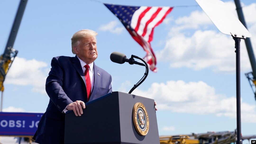 El presidente Donald Trump habla a partidarios en el aeropuerto regional Mankato, en Minnesota, el lunes 17 de agosto de 2020.