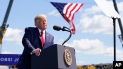 El presidente Donald Trump habla a partidarios en el aeropuerto regional Mankato, en Minnesota, el lunes 17 de agosto de 2020.