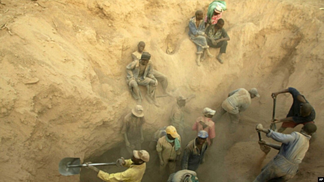 Miners dig for diamonds in Marange, eastern Zimbabwe, November 1, 2006. (file photo)