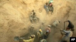 Miners dig for diamonds in Marange, eastern Zimbabwe, November 1, 2006. (file photo)