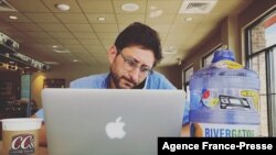 ফাইল ছবি - ফেনস্টার পরিবারের দেয়া ছবিতে লুইসিয়ানার নিউ আইবেরিয়াতে যুক্তরাষ্ট্রের সাংবাদিক ড্যানি ফেনস্টারকে কাজ করতে দেখা যাচ্ছে৷৪ জুন ২০২১। (ছবি-এএফপি/ফেনস্টার পরিবার)