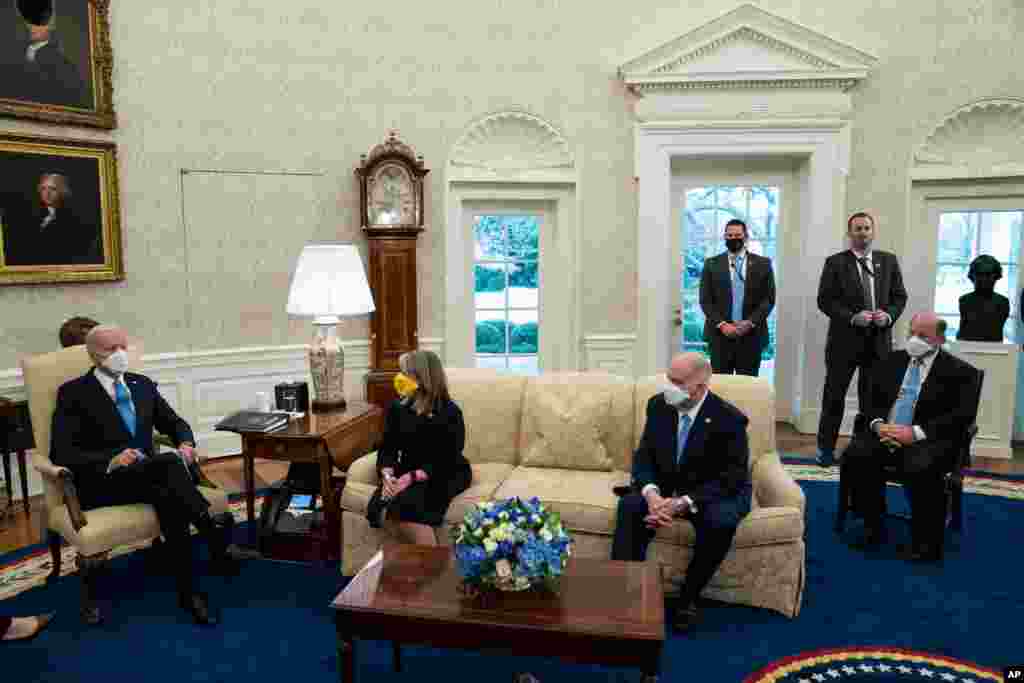 پرزیدنت بایدن روز جمعه در کاخ سفید برای بحث درباره کمک به مردم و مشاغل آمریکا با گروهی از فرمانداران و شهرداران از دو حزب ایالات متحده دیدار کرد. 