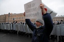 Un manifestante ruso levanta un cartel que pide la libertad de todos los presos políticos durante una manifestación en apoyo al opositor Alexei Navalny en San Petersburgo, Rusia, el 31 de enero de 2021.