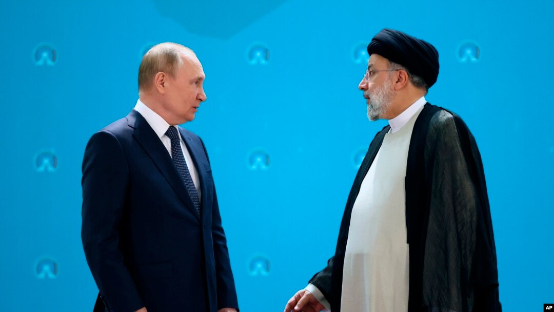 ڤلادیمێر پوتین سەرۆکی ڕووسیا و ئیبراهیم ڕەئیسی سەرۆک کۆماری ئێران لە میانی دیدارێکدا لە تاران لە مانگی حەوتدا