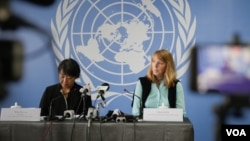 Wan Hea-Lee, left, country director of the Office of the High Commissioner for Human Rights (OHCHR) and Rhona Smith, the U.N.'s Special Rapporteur to Cambodia, talk to reporters at a press conference at the OCHR office in Phnom Penh, Cambodia, August 18, 2017. (Neou Vannarin/VOA Khmer)