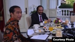 Presiden Joko Widodo dan Ketua Umum Partai Nasdem Surya Paloh memberikan keterangan di teras Istana Merdeka, Jakarta, Selasa, 22 November 2016. (Foto: Biro Pers Kepresidenan)