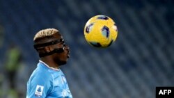Napoli's Nigerian forward #09 Victor Osimhen eyes the ball during the Italian Serie A football math between Roma and Napoli at the Olympic stadium in Rome on December 23, 2023. (Photo by TIZIANA FABI / AFP)