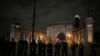 La police garde l'entrée du pont de Manhattan qui se dirige vers Brooklyn alors que les manifestants tentent de traverser lors d'un rassemblement de solidarité appelant à la justice pour la mort de George Floyd le mardi 2 juin 2020 à New York. (AP / Wong Maye-E)