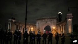 La police garde l'entrée du pont de Manhattan qui se dirige vers Brooklyn alors que les manifestants tentent de traverser lors d'un rassemblement de solidarité appelant à la justice pour la mort de George Floyd le mardi 2 juin 2020 à New York. (AP / Wong Maye-E)