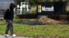 Una persona pasa junto a la señalización de Microsoft en la sede de Redmond, Washington, EEUU, 18 de enero de 2023.