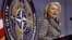 La secretaria de Estado, Hillary Rodham Clinton, habla en el cuartel del Comando de Transformación de la NATO, en Norfolk, Virginia.