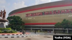 Stadion Manahan Solo, Jumat (24/1), yang akan menjadi salah satu dari 6 stadion utama di Indonesia di Piala Dunia U-20 tahun 2021 mendatang. (Foto: VOA/Yudha)