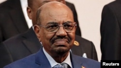 Presiden Sudan Omar al-Bashir ketika menghadiri KTT Uni Afrika di Johannesburg, Afrika Selatan bulan Juni 2015 (foto: dok).