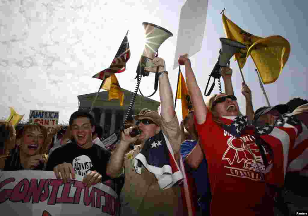 2012年6月28日，抗议和支持奥巴马医保改革法的人都聚集在华盛顿的美国最高法院前。最高法院裁决奥巴马医改符合宪法。