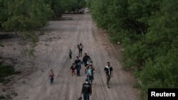 Un grupo de migrantes que busca asilo en EE. UU. intenta llegar a La Joya, en Texas, tras cruzar las peligrosas aguas del Río Grande, el 9 de mayo de 2021.