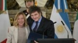 La primera ministra de Italia, Giorgia Meloni, y el presidente argentino Javier Milei se abrazan tras ofrecer un comunicado conjunto en la Casa Rosada en Buenos Aires, Argentina, el 20 de noviembre de 2024. 