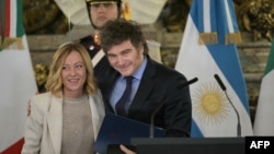 La primera ministra de Italia, Giorgia Meloni, y el presidente argentino Javier Milei se abrazan tras ofrecer un comunicado conjunto en la Casa Rosada en Buenos Aires, Argentina, el 20 de noviembre de 2024. 