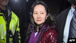 Kepala keuangan Huawei, Meng Wanzhou, saat keluar dari pengadilan di Vancouver, Kanada (foto: dok). Jaksa AS menuduh Meng Wanzhou berbohong kepada bank mengenai transaksi dengan Iran, yang dikenai sanksi AS. 