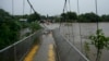 Un puente peatonal colapsó debido a las inundaciones provocadas por las lluvias provocadas por la tormenta tropical Sara en San Pedro Sula, Honduras, el sábado 16 de noviembre de 2024. (Foto AP/Moises Castillo)