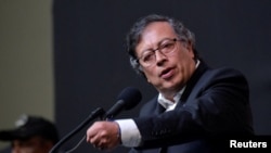 ARCHIVO - El presidente colombiano Gustavo Petro habla durante un evento con negociadores de paz del gobierno de Colombia y los rebeldes del Ejército de Liberación Nacional (ELN), en Bogotá, Colombia, el 3 de agosto de 2023