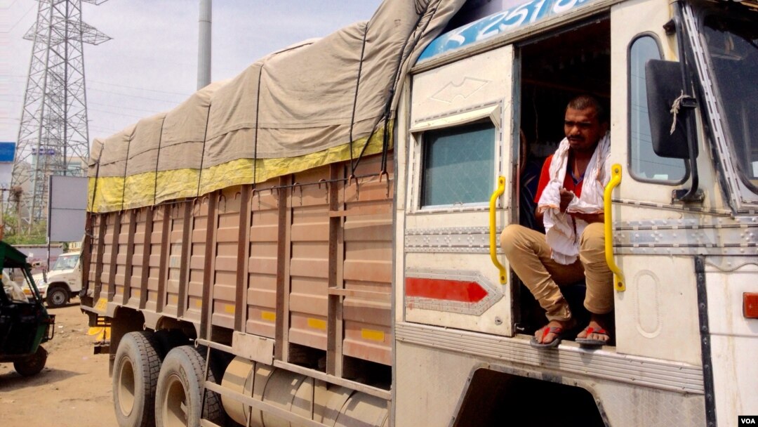 Trucker driver Babloo Yadav complains of long hold ups by tax officials at state border check posts. (A. Pasricha/VOA)