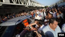 En medio del repudio oficialista, el presidente interino de Venezuela, Juan Guaidó, llegó a Caracas. Grupos partidarios de Nicolás Maduro atacaron a periodistas que cubrían el evento. Foto: Fabiana Rondón/VOA.