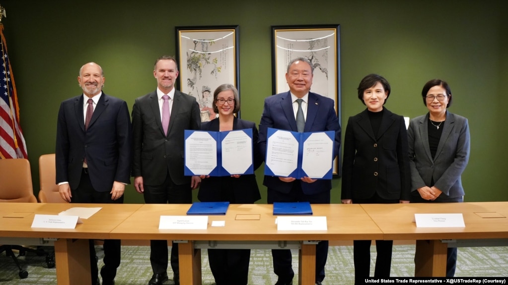 美国商务部长卢特尼克(左)、美国贸易代表格里尔(左二)、台湾行政院副院长郑丽君(右二)与台湾行政院政务委员杨珍妮(右)见证美国在台协会执行理事蓝莺(左三)和台湾驻美代表俞大㵢(右三)签署《美台对等贸易协定》。(2026年2月12日)