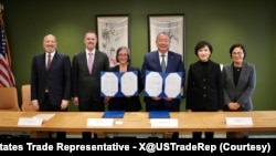 美国商务部长卢特尼克(左)、美国贸易代表格里尔(左二)、台湾行政院副院长郑丽君(右二)与台湾行政院政务委员杨珍妮(右)见证美国在台协会执行理事蓝莺(左三)和台湾驻美代表俞大㵢(右三)签署《美台对等贸易协定》。(2026年2月12日)