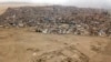 Rumah-rumah di distrik Lurin berdiri di dekat situs arkeologi pra-Columbus Pachacamac di Lima, Peru, 5 Oktober 2017. (Foto: AP)