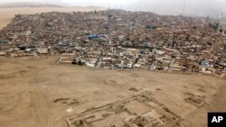 Rumah-rumah di distrik Lurin berdiri di dekat situs arkeologi pra-Columbus Pachacamac di Lima, Peru, 5 Oktober 2017. (Foto: AP)