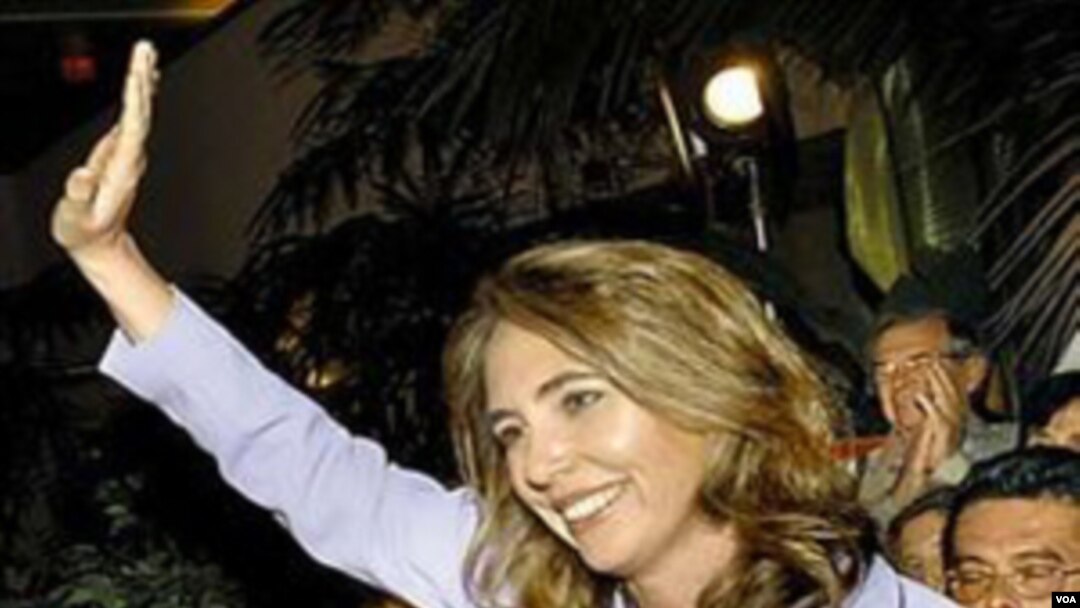 Anggota DPR AS, Gabrielle Giffords berada dalam perawatan ICU setelah tertembak di kepalanya.
