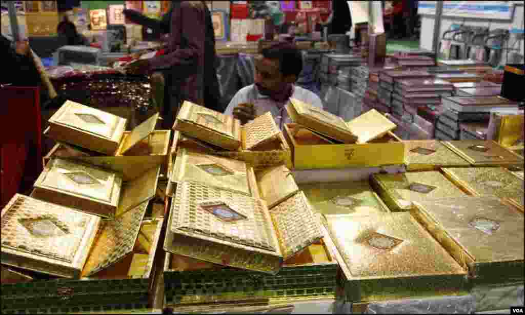 کتب میلے میں قرآنِ مجید کے نسخوں سمیت دینی لٹریچر بھی بڑی تعداد میں دستیاب ہے