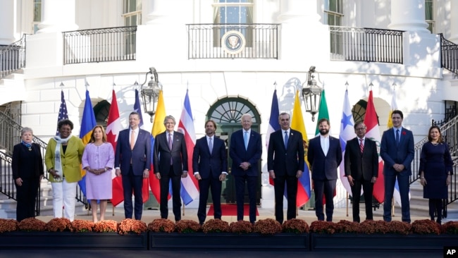 Jefes de Estado y cancilleres de México, Barbados, Perú, Costa Rica, Ecuador, Uruguay, EEUU, República Dominicana, Chile, Colombia, Canadá y Panamá posan juntos antes de la cumbre de la Alianza para la Prosperidad Económica de las Américas en Washington, el 3 de noviembre de 2023