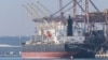 资料照片：停靠在意大利拉文纳的悬挂巴巴多斯旗的散货船“真信心”号(True Confidence)。(2022年3月10日)
