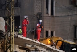 Tim penyelamat mencari korban di lokasi serangan udara Israel yang menargetkan sebuah gedung di Beirut, Lebanon, Selasa, 26 November 2024. (Hassan Ammar/AP)