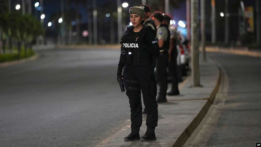 ARCHIVO - La policía vigila durante el inicio de un toque de queda decretado para reducir la ola de violencia, en Manta, provincia de Manabí, Ecuador, el 24 de julio de 2023.
