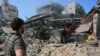 Warga Palestina memeriksa kerusakan di kamp pengungsi Shati Kota Gaza pada 6 November 2023. (Foto: AFP)