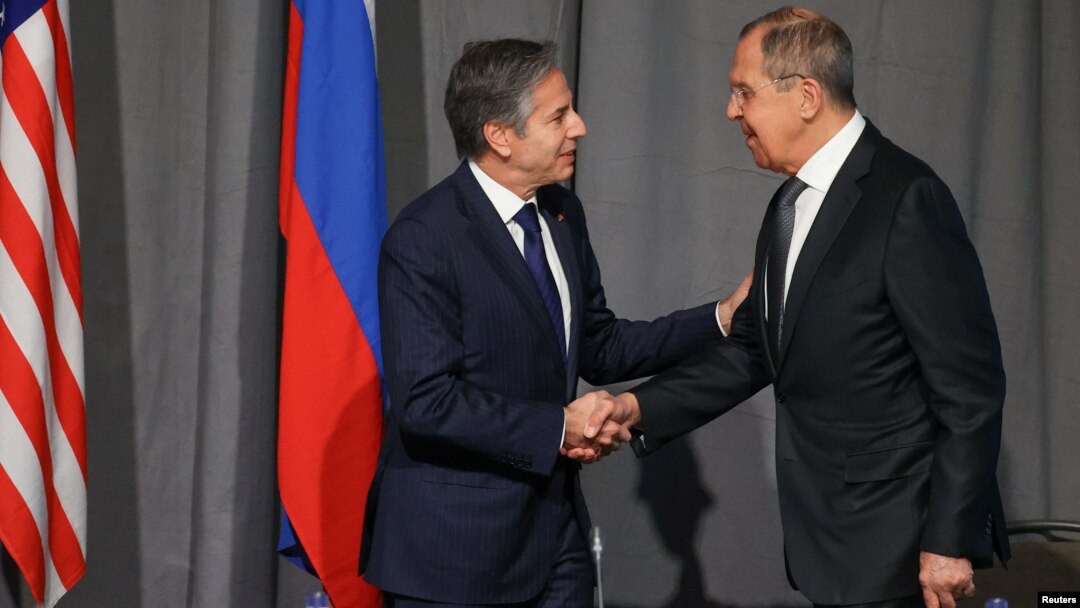 Menlu AS Antony Blinken dan Menlu Rusia Sergey Lavrov dalam pertemuan di Stockholm, Swedia, 2 Desember 2021 lalu (foto: dok). 