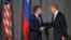 El secretario de Estado de EE. UU., Antony Blinken, y el canciller ruso, Sergei Lavrov, se saludan antes de una reunión en Estocolmo, Suecia, el 2 de diciembre de 2021.