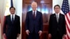 11일 워싱턴 백악관 이스트룸에서 열린 3국 정상 회담에 앞서 조 바이든 미국 대통령(가운데)이 페르디난드 마르코스 필리핀 대통령(왼쪽), 기시다 후미오 일본 총리가 포즈를 취했다.