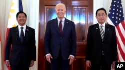 ABD Başkanı Biden Washington'da, Japonya Başbakanı Fumio Kişida ve Filipinler Cumhurbaşkanı Ferdinand Marcos Jr. ile üçlü bir zirve yaptı. 