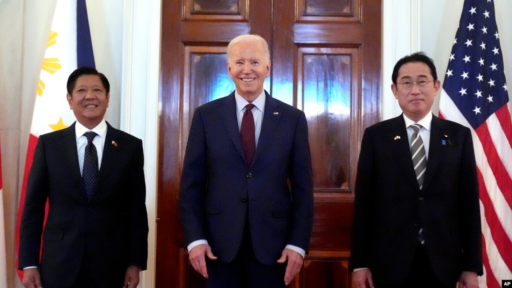 美国总统拜登、菲律宾总统小马科斯（左）和日本首相岸田文雄2024年4月11日在白宫举行三方峰会。(photo:VOA)
