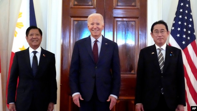 Tổng thống Philippines Ferdinand Marcos (con), Tổng thống Mỹ Joe Biden, và Thủ tướng Nhật Bản Fumio Kishida, tại Nhà Trắng ngày 11/4/2024.