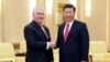 El presidente chino, Xi Jinping, estrechó la mano del secretario de Estado estadounidense Rex Tillerson antes de su reunión en el Gran Salón del Pueblo, el 19 de marzo de 2017, en Beijing, China. Ambas naciones dejaron de lado problemas más complicados.