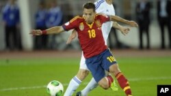 Pemain internasional Jordi Alba menguasai bola melewati pemain Finlandia Joona Toivio (belakang) dalam pertandingan babak kualifikasi grup I di Stadion helsinki, Jumat, 6 September 2013 (Foto: dok). Jordi Alba akan absen eman minggu dari klub Barcelona karena cedera otot kaki kiri saat latihan, Kamis (10/10).