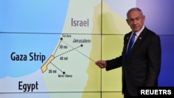 Perdana Menteri Israel Benjamin Netanyahu berdiri di depan peta yang menunjukkan Jalur Gaza di Yerusalem, 4 September 2024. (Foto: via Reuters)